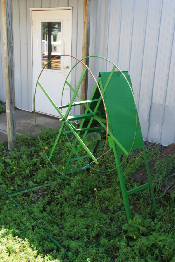 THE SIDEWINDER GARLAND MACHINE