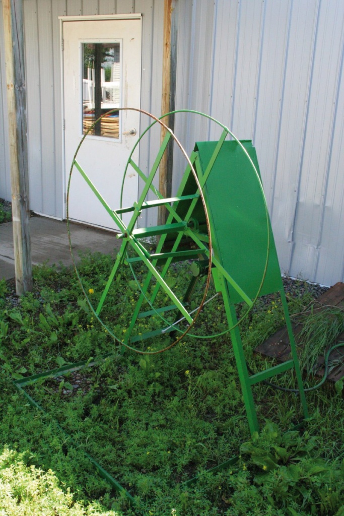 THE SIDEWINDER GARLAND MACHINE